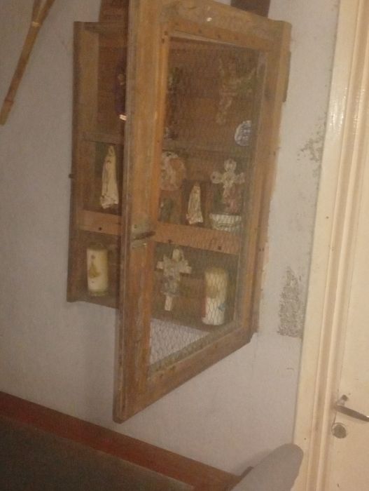 Éstante utilizada como santuário