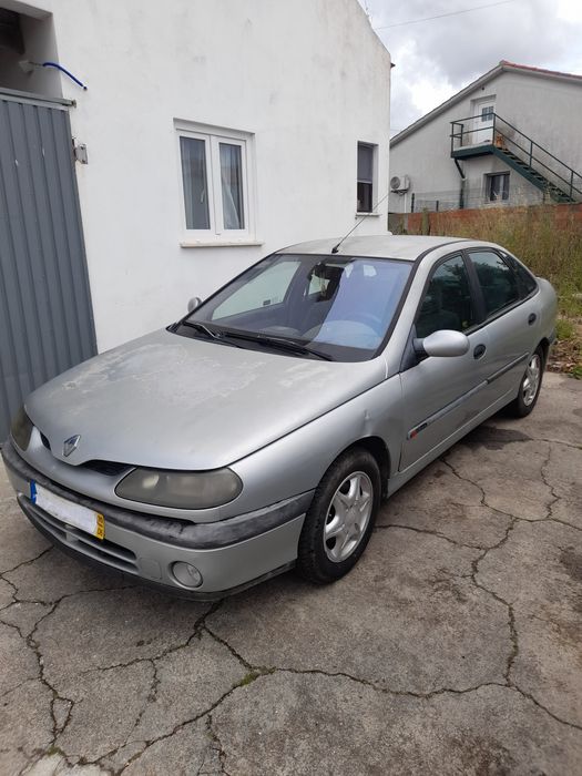 Vendo automóvel presente na foto