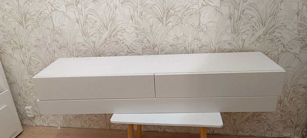 Dwuczesciowa półka pod telewizor