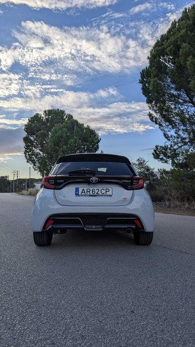 Toyota yaris híbrido 2022