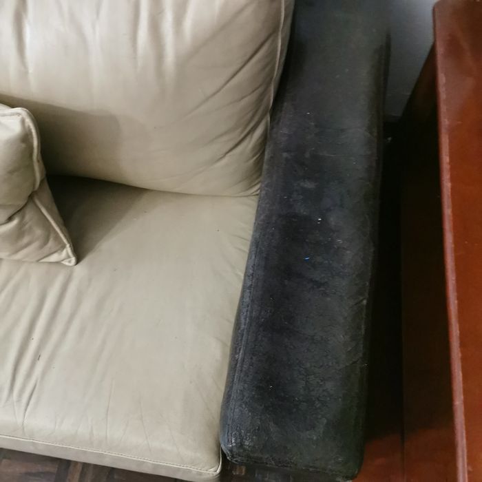 Conjunto de 2 sofas de 2 e 3 lugares em pele sintetica