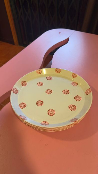 Conjunto de pratos e copos ikea