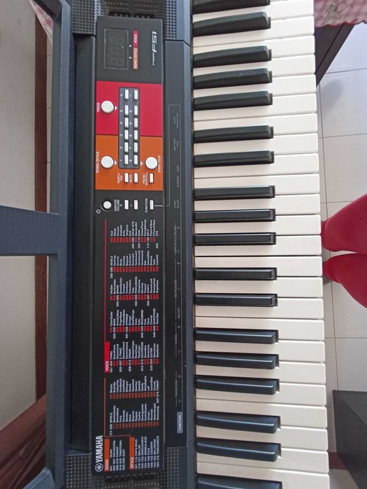 Órgão com tripé Yamaha