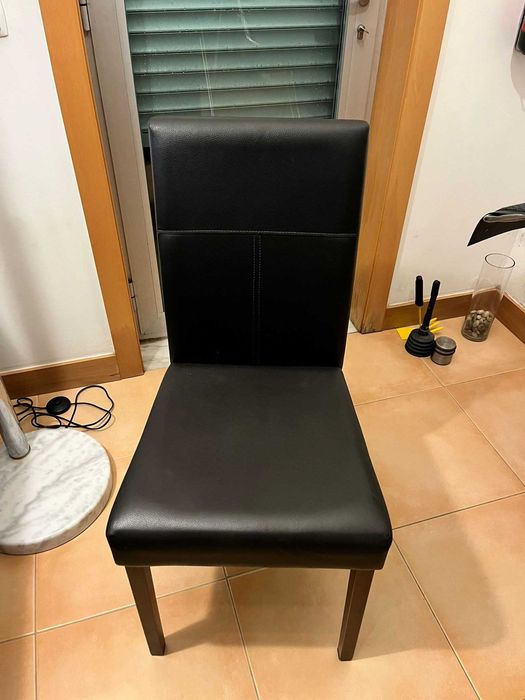 Conjunto de mesa madeira escura e 4 cadeiras em pele - 80 €