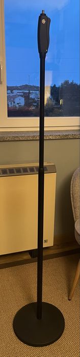 Três suportes de microfone