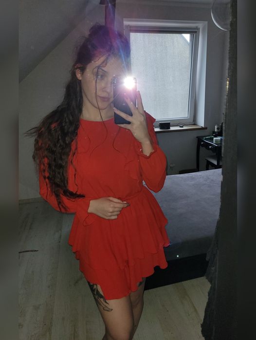 Sukienka krótka czerwona z falbanami i długim rękawem