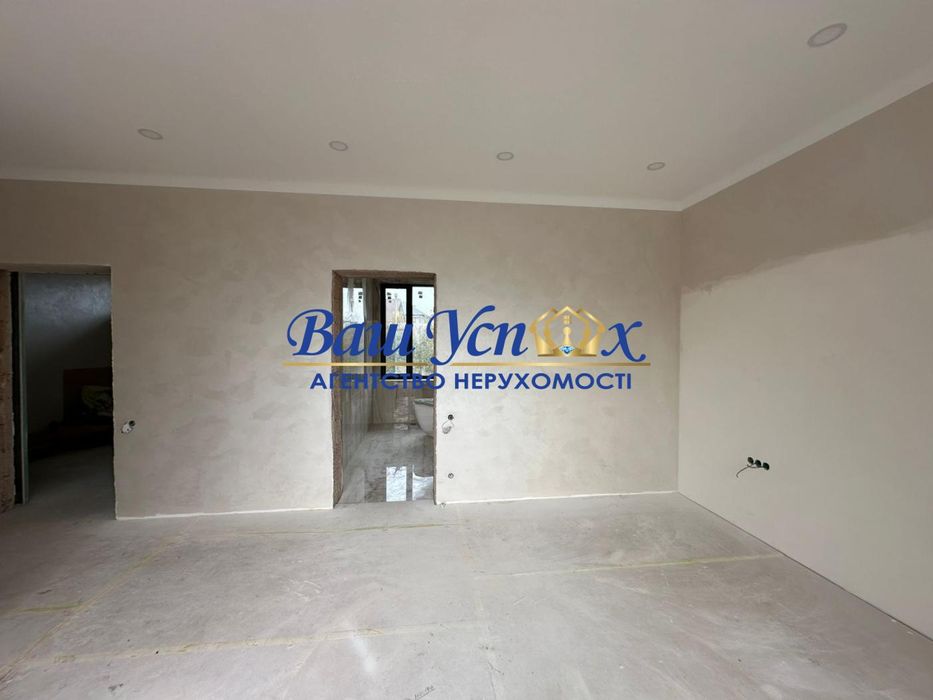 Продажа современного  дома с выходом на озеро. В городке.