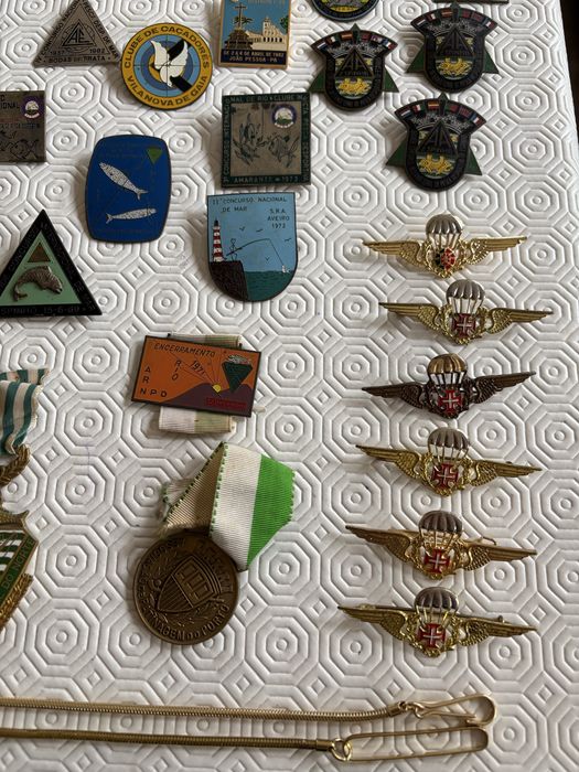 Medalhas crachas pins alfinetes