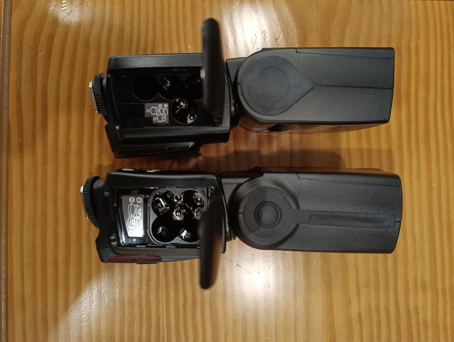 “2 flashes Yongnuo profissionais, pouco uso, totalmente funcionais.