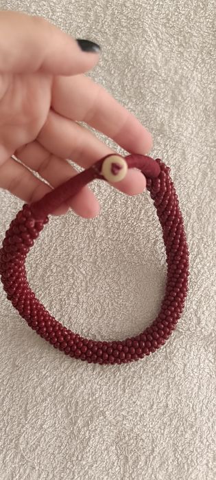 Colar bordeaux feito à mão usado