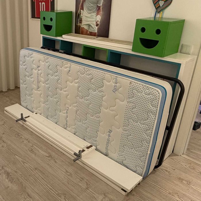 Quarto de menino/rapaz original (estante, cama, colchão e 2 mesas de cabeceira)