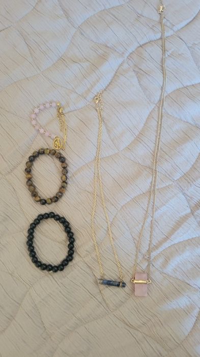 Conjunto pulseiras e colares com pedras naturais