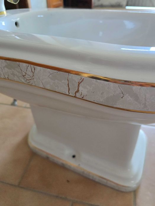 Bidé branco e dourado