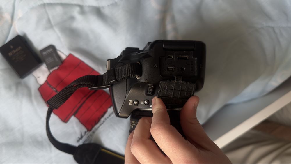 Nikon D5100 + 18–55mm VR + Battery Grip + Kit Completo