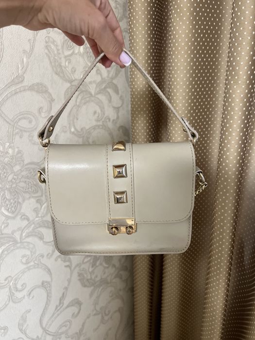 Шкіряна сумочка на металевому ланцюжку