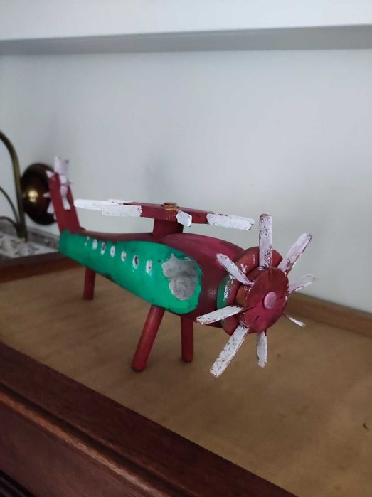 Brinquedos madeira feitos à mão