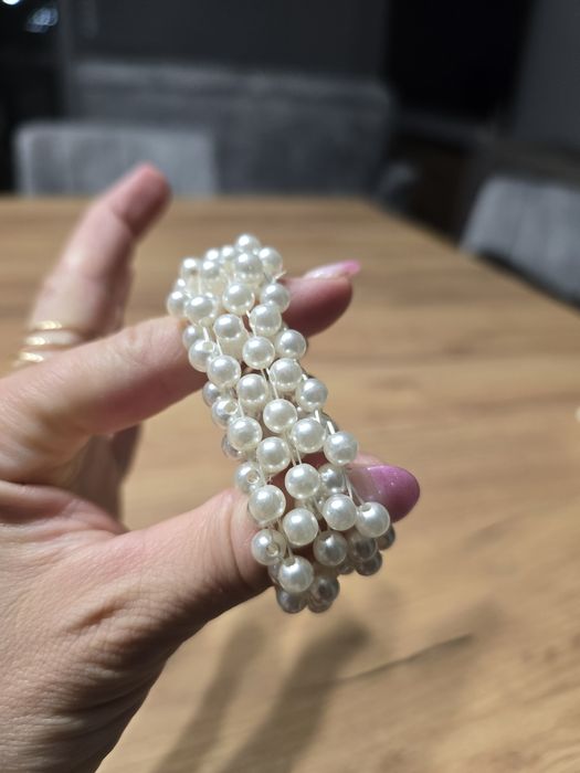 Ozdobna gumka do włosów z perełkami.