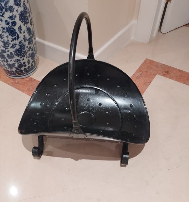 Cesto metálico pintado para lenha