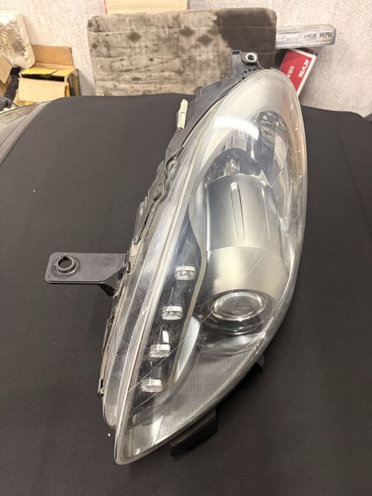 Lampa lewa Alfa Romeo Giulietta ciemna xenon ksenon europa