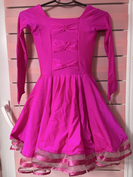 Яскраве малиново-рожеве бальне плаття