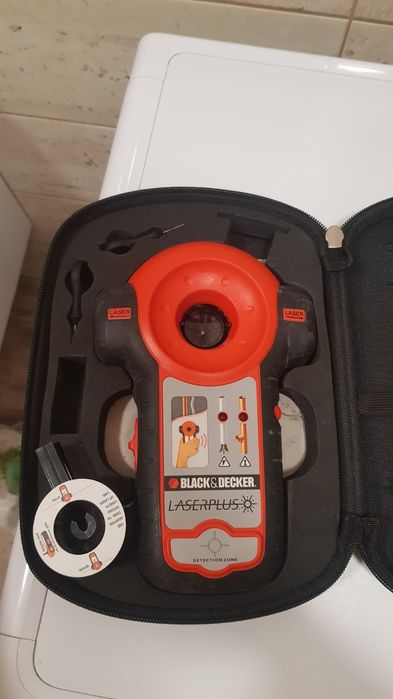 Лазерний рівень та детектор прихованої проводки Black & Decker