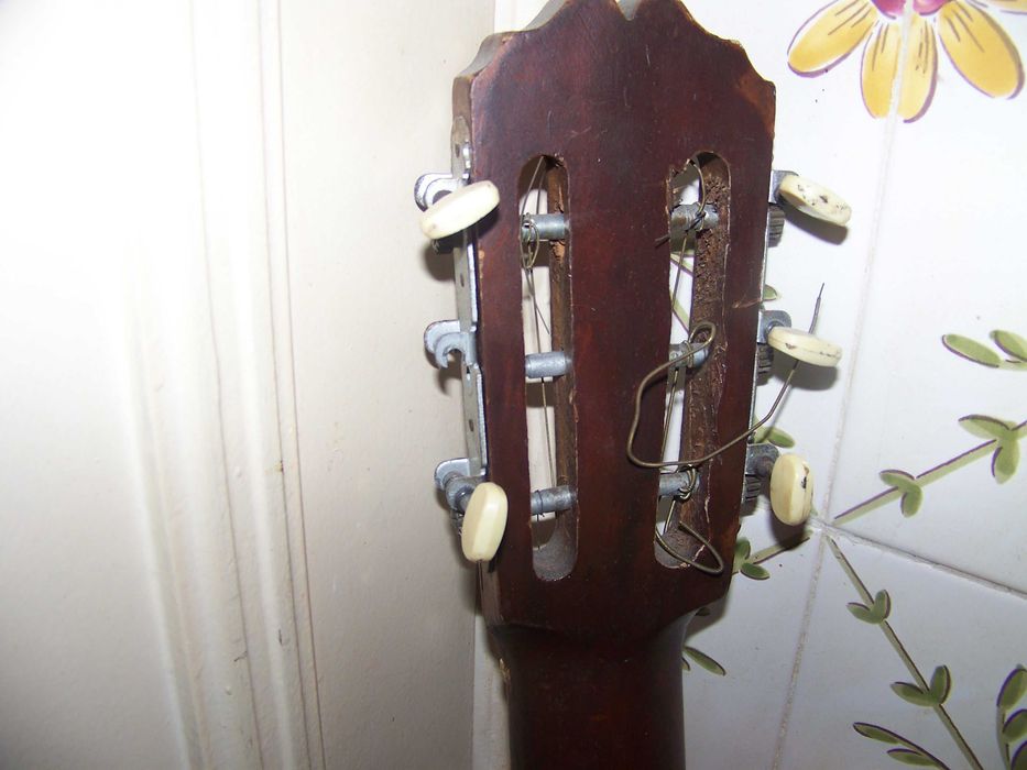 guitarra de caixa com cordas metálicas com defeitos