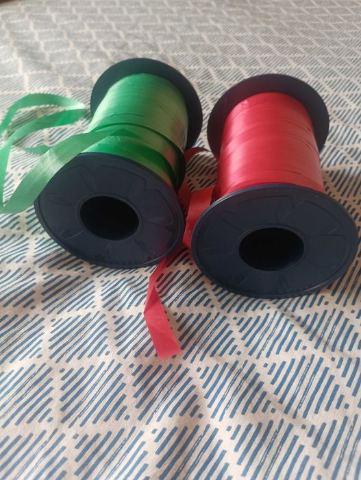 Dois rolos de fita de embrulho - Verde e Vermelho