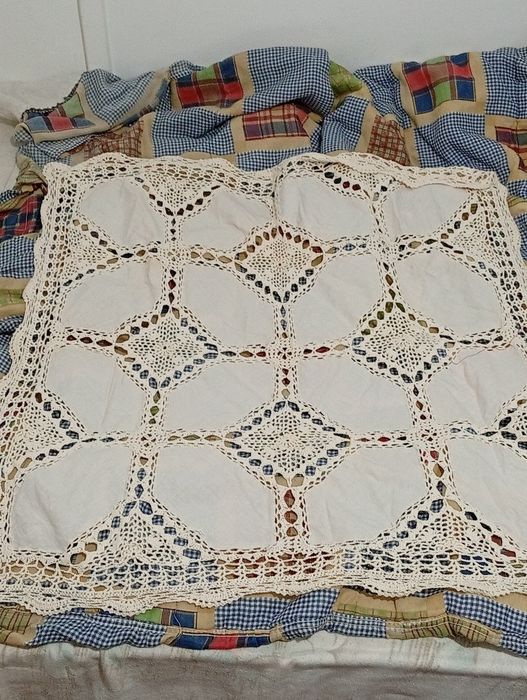 Pequena Toalha de Mesa em Renda feita a mão
