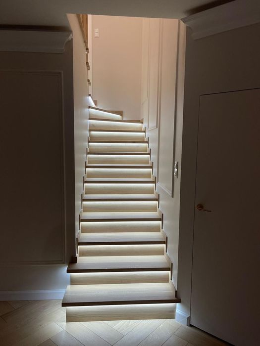 Schody drewniane dębowe lite zabiegowe, proste, podesty, parapety