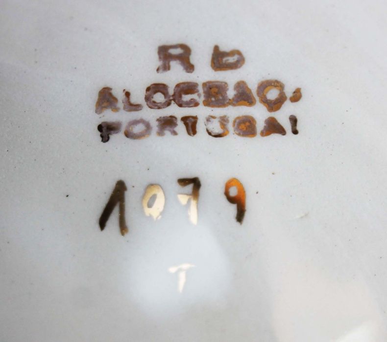 Antiga jarra em limoge com forma de taça pintada a mão de Alcobaça