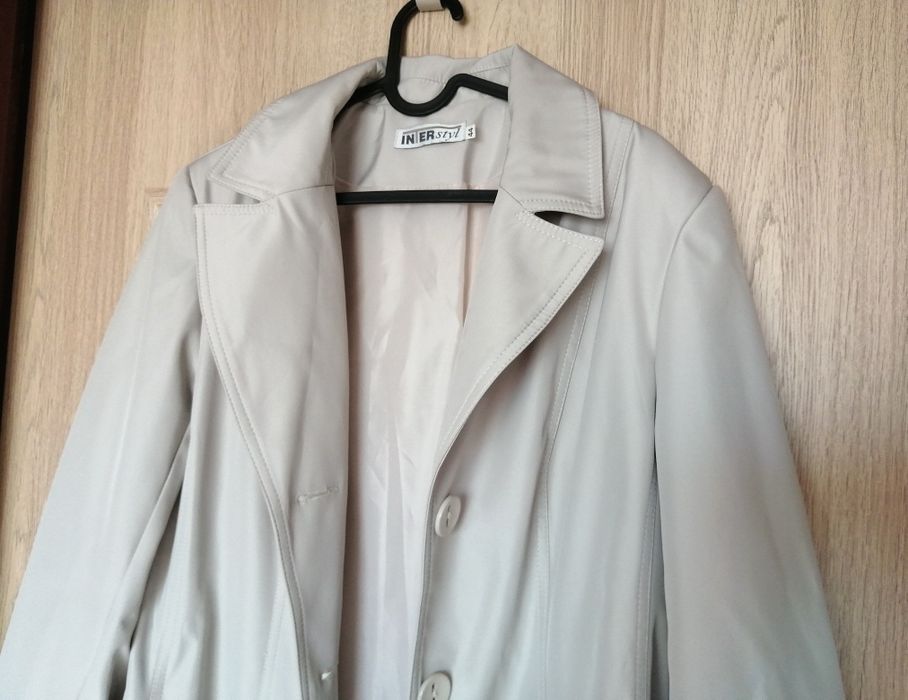 83. Jasny trencz damski r. M/L