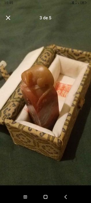 Enfeite de pedra com um signo em chinês
