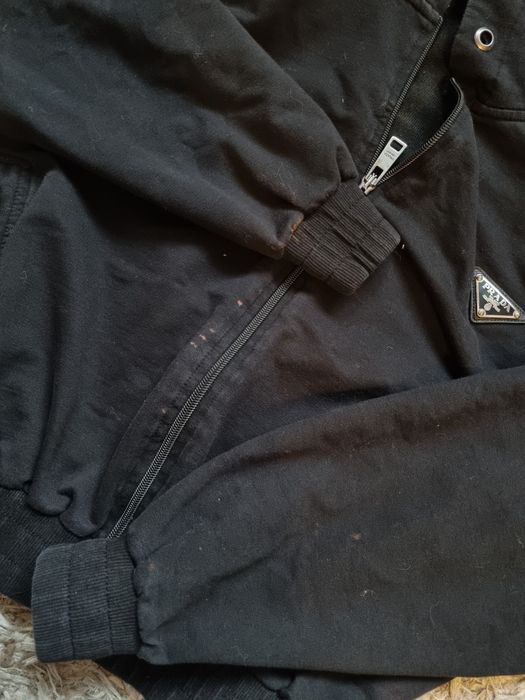 Czarna bluza z kapturem na zamek Prada krótka