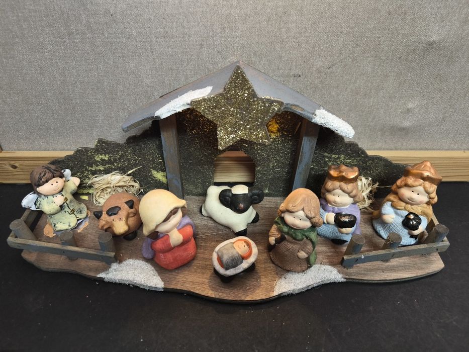 Presépio Cerâmica e Madeira
Presépio decorativo com figuras em cerâmic