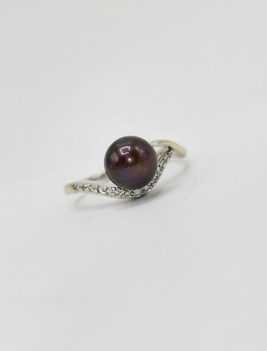 Złoty pierścionek z perłą tahiti.