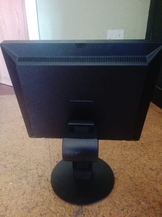 Sony brand LFT LCD color computer monitor working properly.64552375237249121