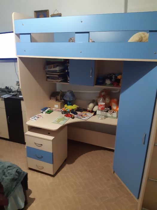 Ліжко -горище зі столом