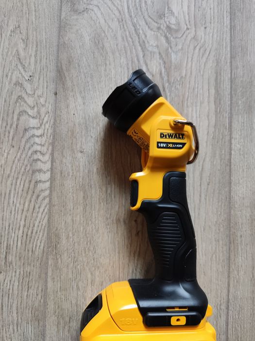 Акция! Фонарь DeWALT DCL040