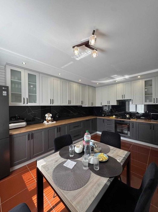 2-х поверховий будинок з ремонтом в с. Нижнів