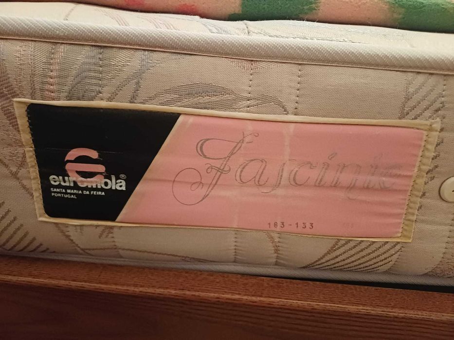 Colchão de cama de casal, impermeabilizado, usado mas como novo