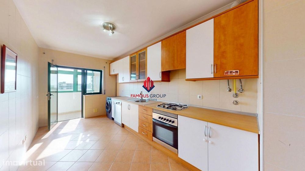 T1 com cozinha totalmente equipada, 2 elevadores e varanda fechada...