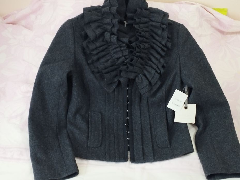 Жакет сіро-вугільного кольору.