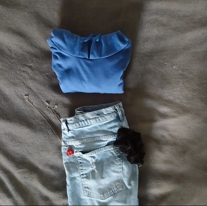 Niebieska bluza z kapturem.