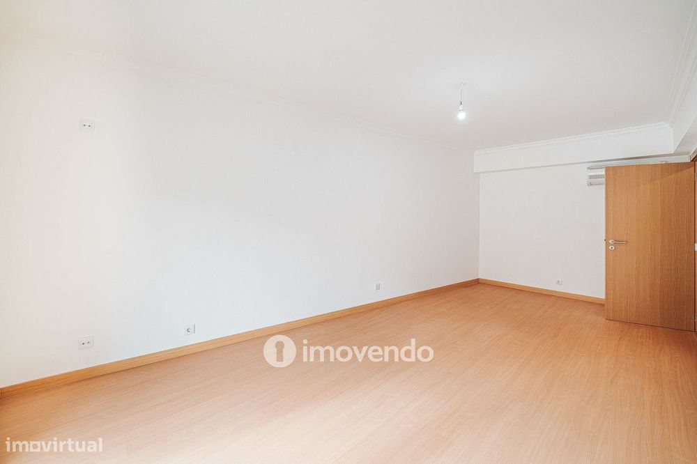 Apartamento T3, com terraço e arrecadação, em Mem Martins