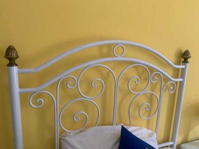 1 Cama de solteiro em ferro branco