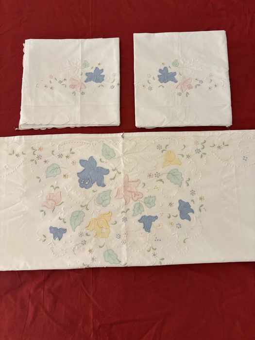 Lençol de cama com 2 fronhas – Bordado da Madeira