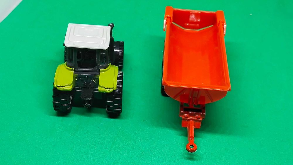 Siku traktor Claas plus przyczepa krampe 1 87