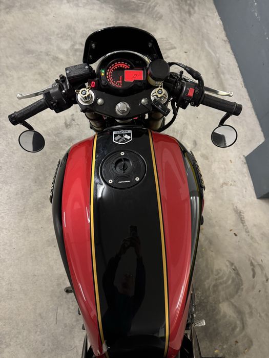 Yamaha XJR 1300 café racer