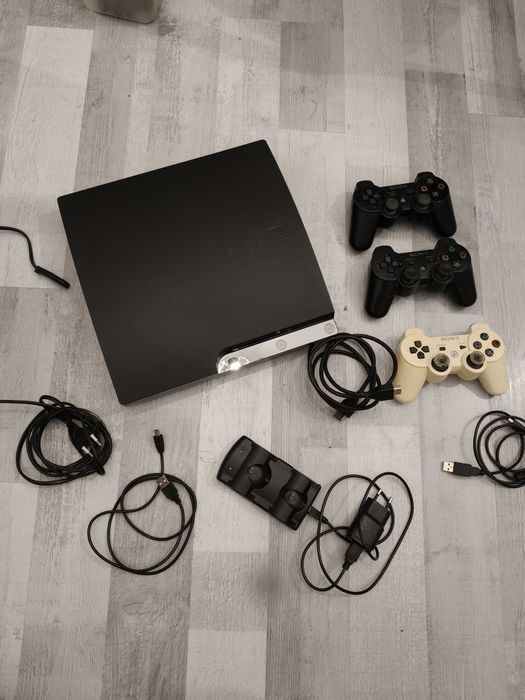 Play station 3 slim , 3 pady oryginalne i ładowarka do nich. GTA V