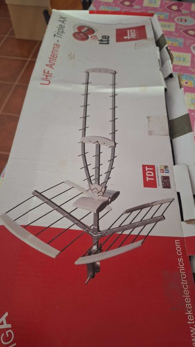 Antena Externa UHF Teka Triple AX - Compatível TDT e 4G/LTE - NOVA